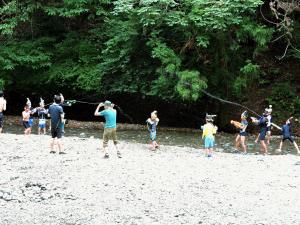 水鉄砲で遊ぶ子供たち