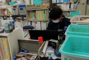 吉中職場体験(デスクワーク中) 