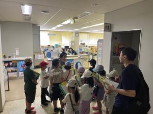 職員の人から説明を聞いています