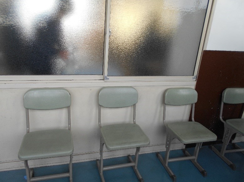 【とよのおもいでアーカイブ】吉川中学校　廊下に並べられた椅子（TG1_0010・TG1_0011）に関するページ