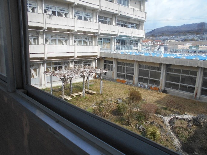 【とよのおもいでアーカイブ】吉川中学校　渡り廊下から見た中庭（TG1_0016）に関するページ