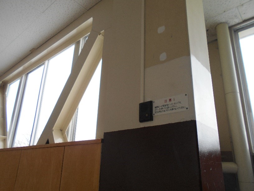 【とよのおもいでアーカイブ】吉川中学校　廊下の壁に設置された緊急用インターフォン（TG1_0017）に関するページ