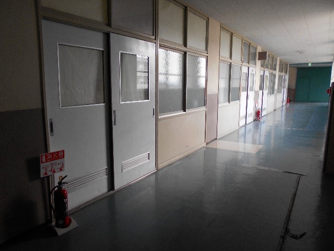 【とよのおもいでアーカイブ】吉川中学校　廊下に並ぶ消火器（TG1_0031）に関するページ