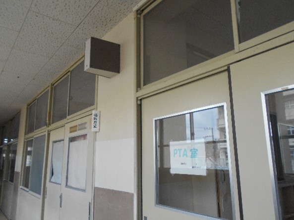 【とよのおもいでアーカイブ】吉川中学校　PTA室・通級教室（入口）（TG1_0049）に関するページ