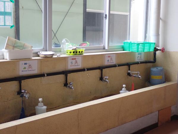 【とよのおもいでアーカイブ】光風台小学校　廊下に設置された手洗い場 (TG3_0009)に関するページ