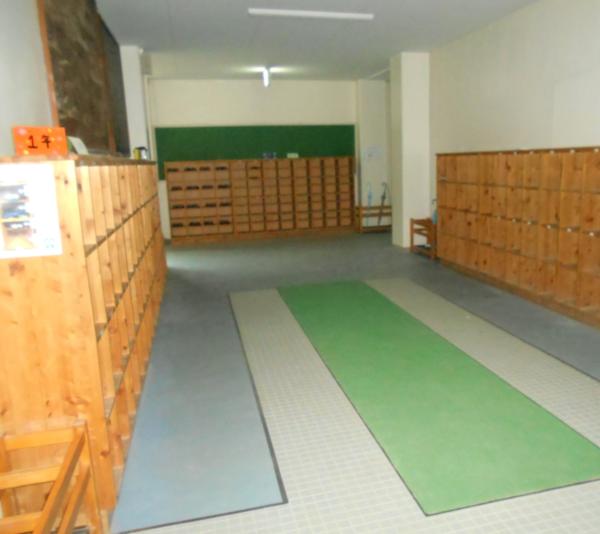 【とよのおもいでアーカイブ】吉川小学校　下足室 (TG5_0052, TG5_0053）に関するページ