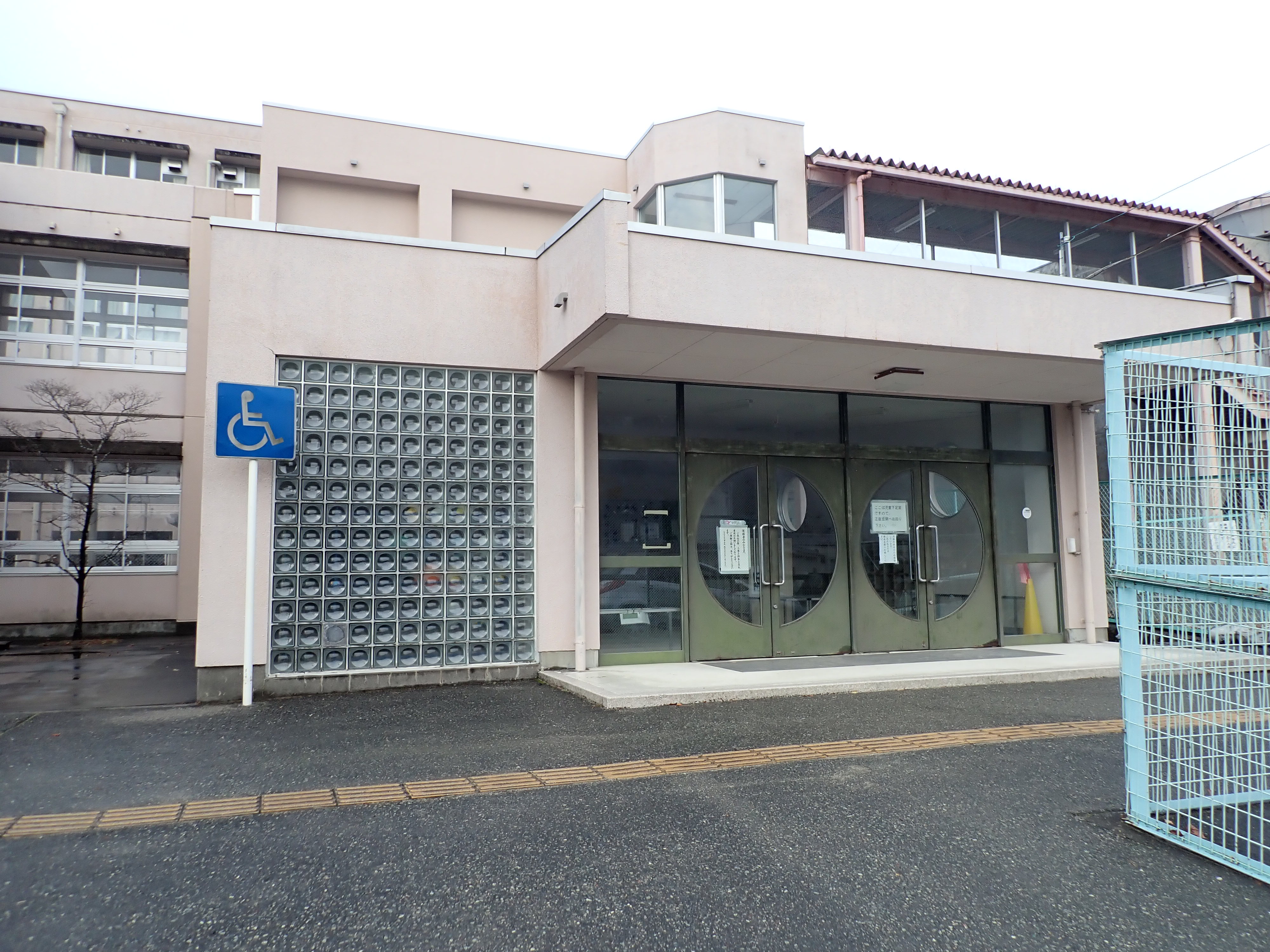 【とよのおもいでアーカイブ】東能勢小学校　児童玄関 (TG2_0056~TG2_0059)に関するページ