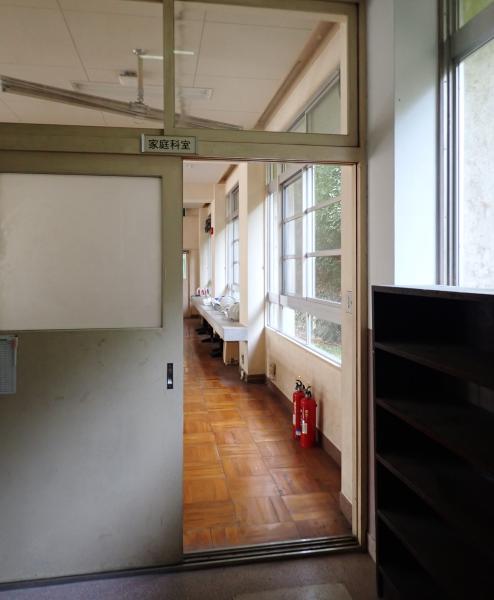 【とよのおもいでアーカイブ】東能勢小学校　家庭科室 (TG2_0053 ～ TG2_0055）に関するページ