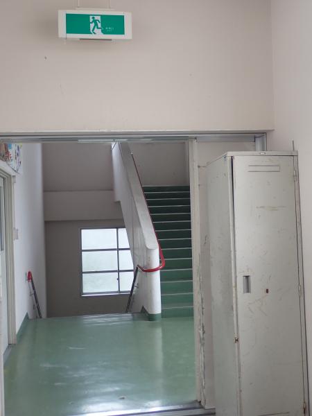 【とよのおもいでアーカイブ】東能勢小学校　廊下と階段  (TG2_0014 ～ TG2_0018）に関するページ